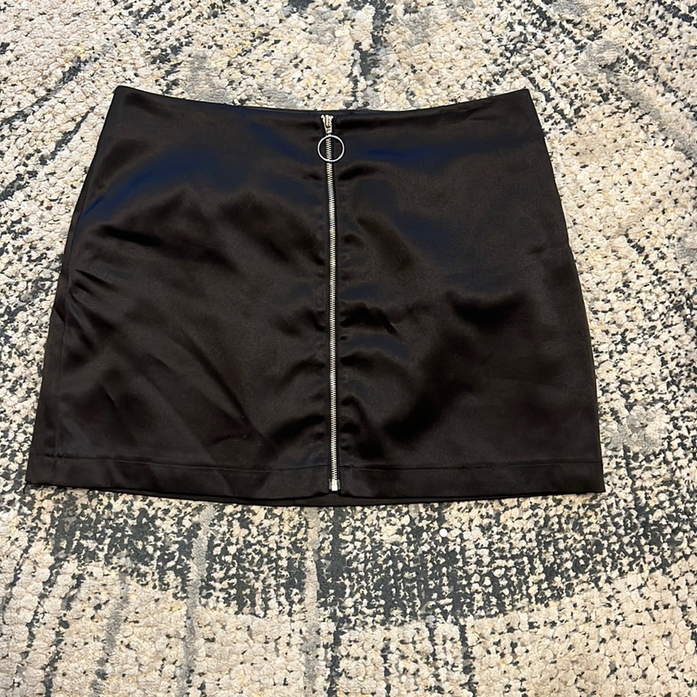 Black Forever 21 Satin skirt with front zipper. Size Medium.
